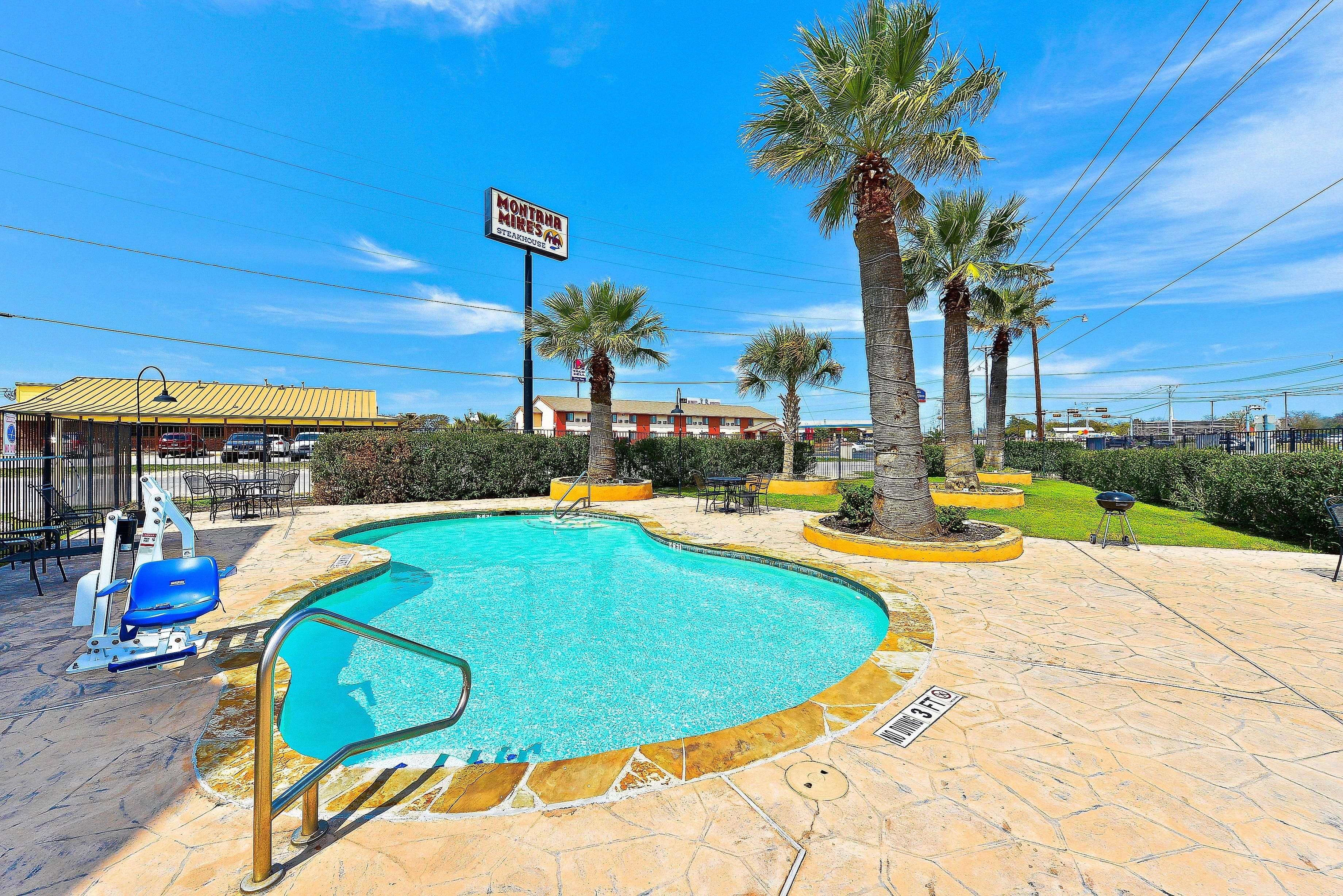 Microtel & By Wyndham I-35 Hotel