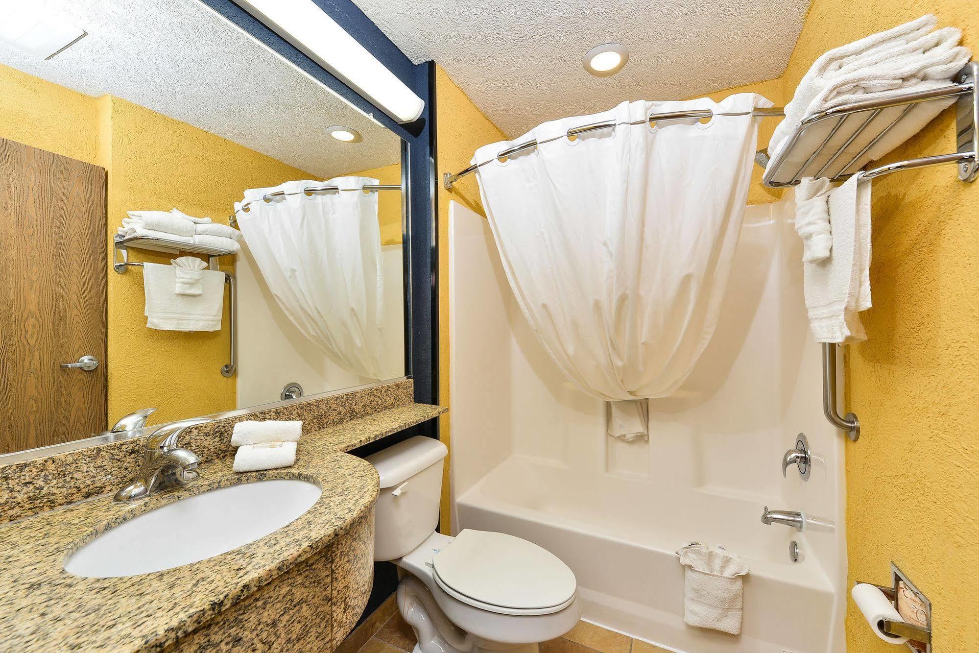 Microtel & By Wyndham I-35 Hotel 3*